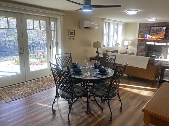 Foto del edificio - 402 Timber Ln