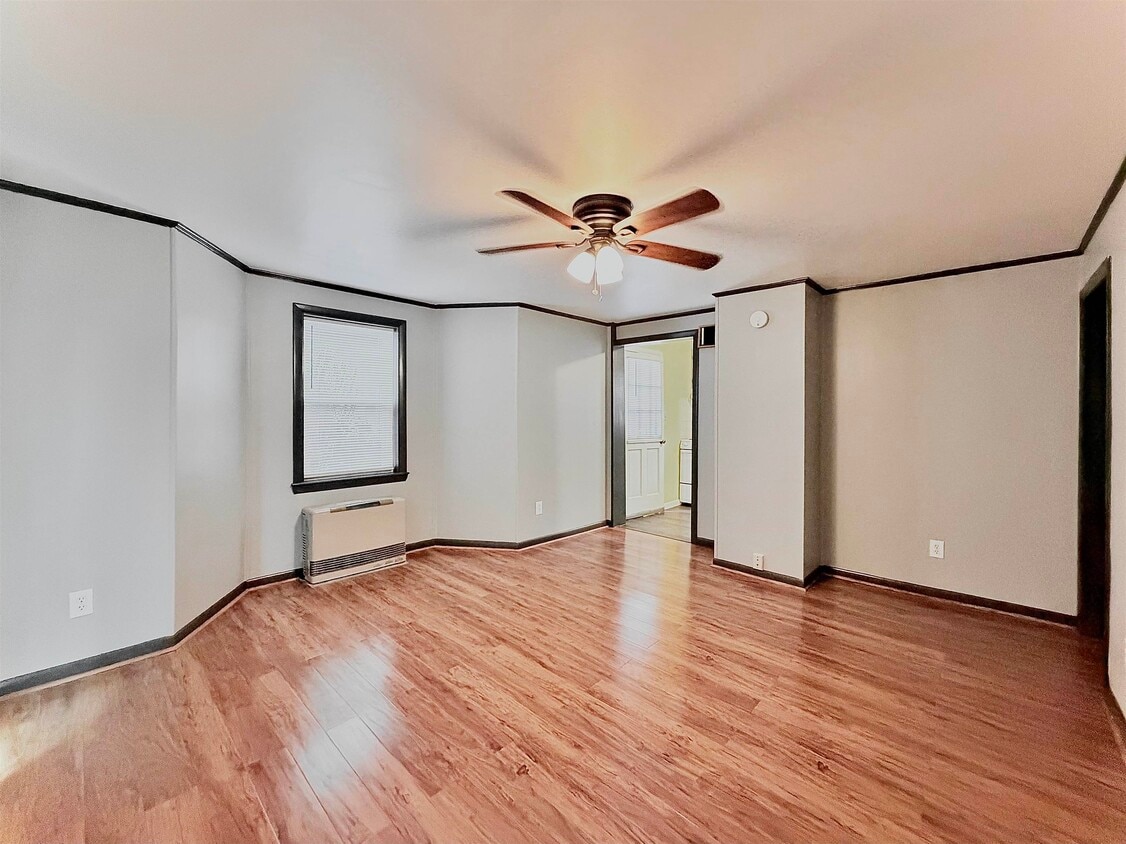 Primary Photo - 12 Holmes St