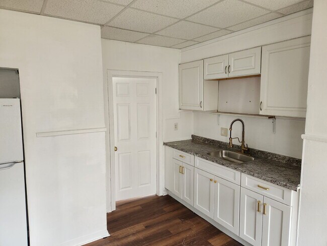Building Photo - Spacious 5-Bedroom Apartment in Nashua, NH - Don't Miss Out!