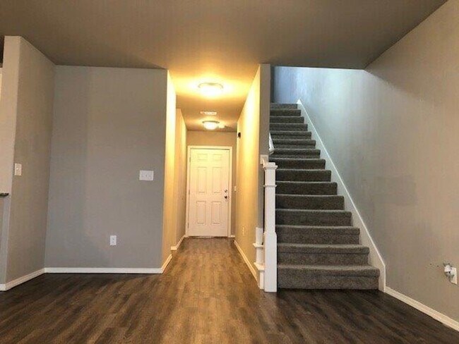 Foto del edificio - Welcome to this charming 3 bedroom, 2.5 bathroom home located in the desirable Bentonville, AR area