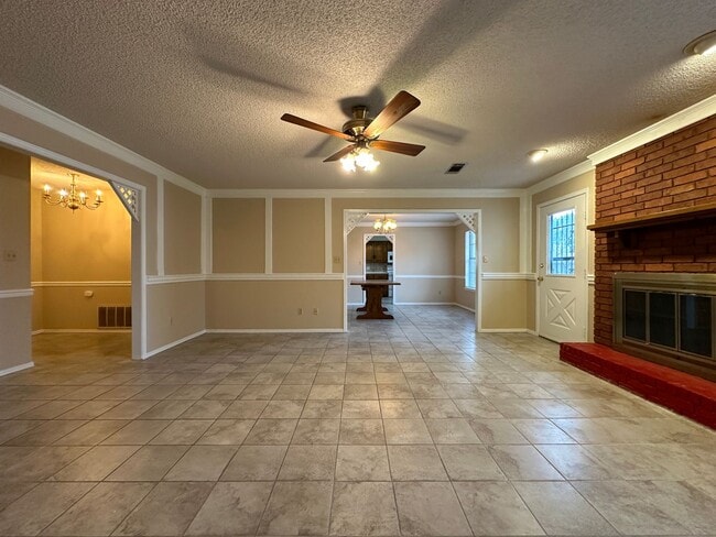 Building Photo - Gorgeous Brick Home - 3 Bed, 2 Bath, 2 Car...