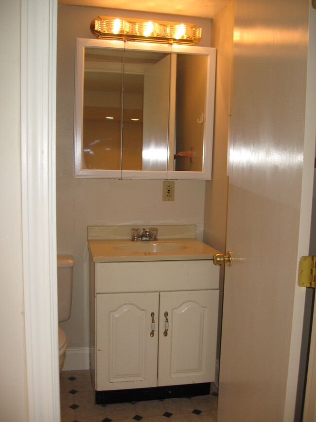 Building Photo - 657 S Limestone