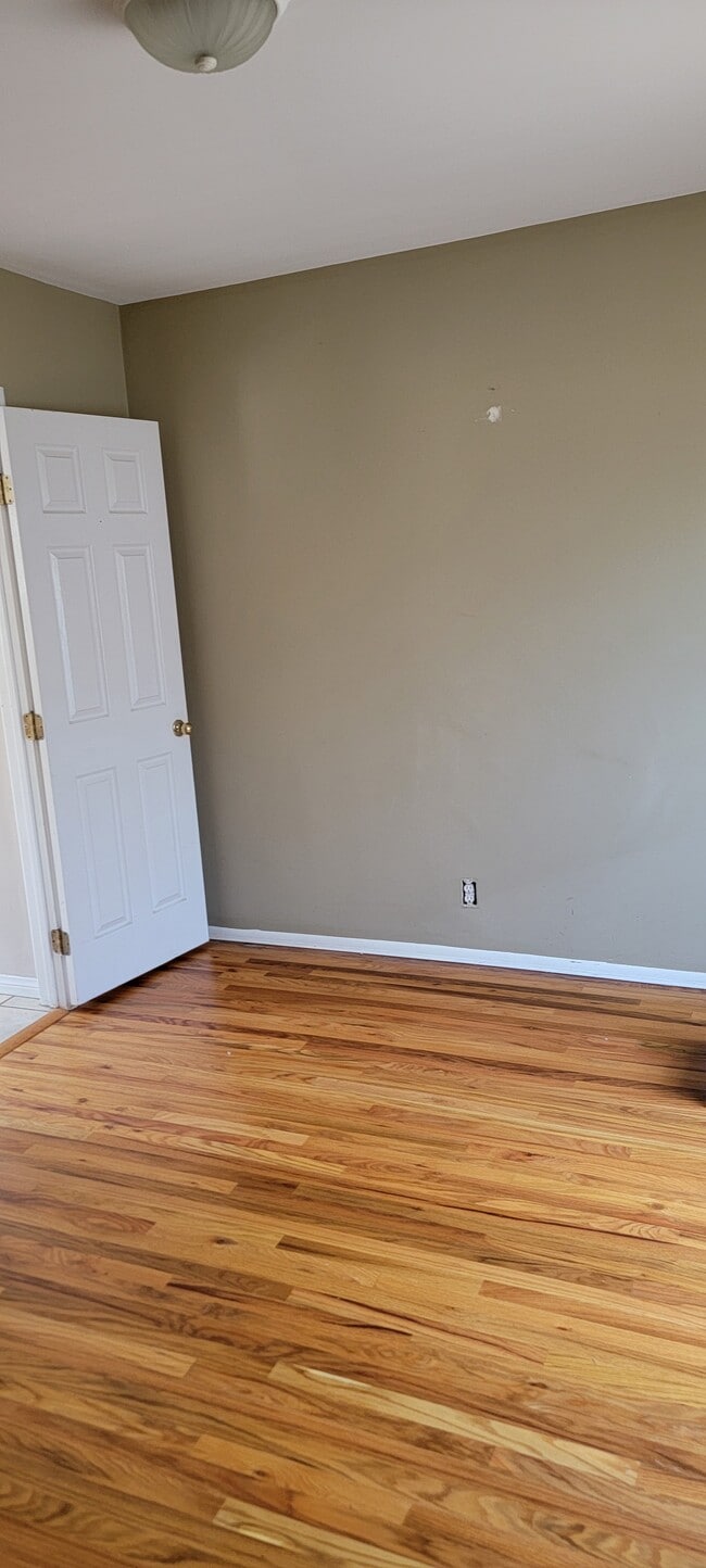Second Bedroom with direct access to bathroom - 1662 E Ocean Ave