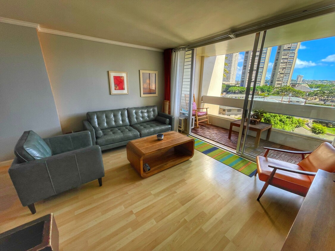 Living room and lanai - 555 University Ave