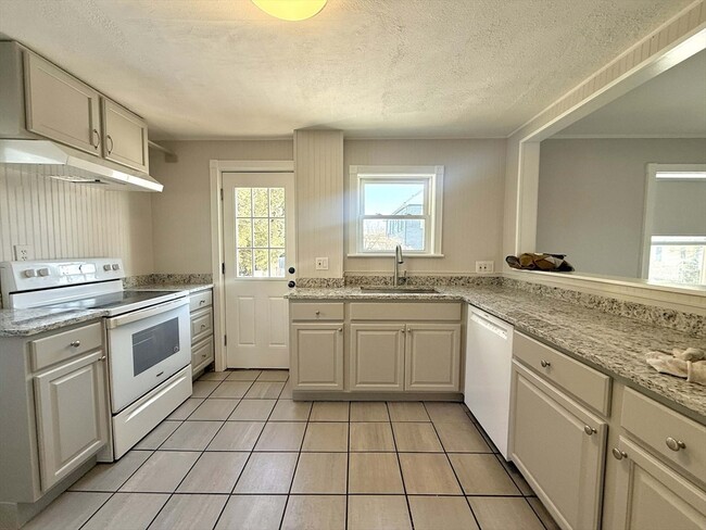 Building Photo - 141 Alexander Ave