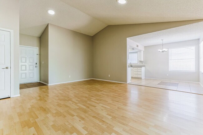 Building Photo - 624 S 75th St