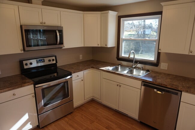 Building Photo - 641 Orchard Dr W