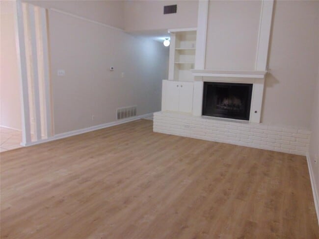 Building Photo - 10301 Ray Ave