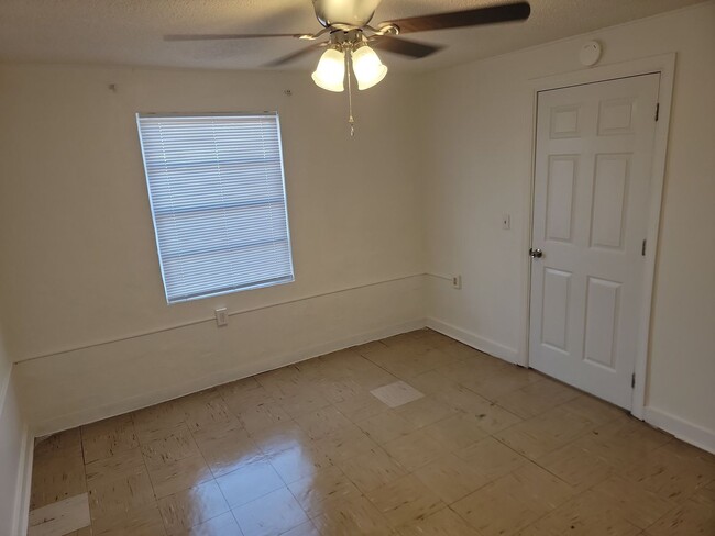 Foto del edificio - 1 Bed 1 bath apt Across from Midland Tech