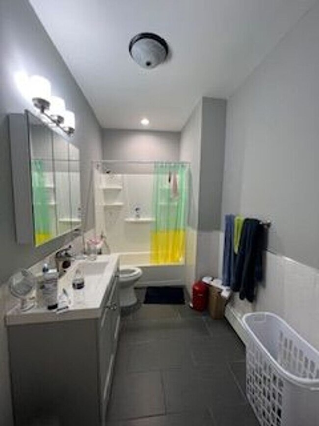 Building Photo - Spacious 3BR (or 2BR + Office) w/ In-Unit Laundry – Renovated, Near Yale SOM