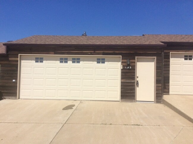 Building Photo - 3 bedroom, 2 bath Condo