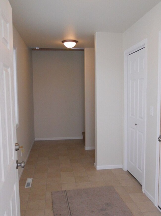 Building Photo - 3 Bed 3 Bath Twin Home