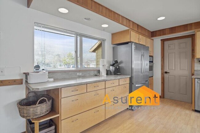 Foto del edificio - Amazing Fully Renovated Custom Furnished H...