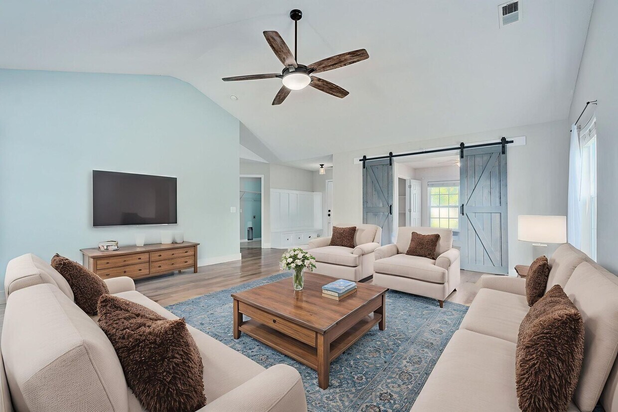 Foto principal - Spacious Home Near Downtown Summerville!