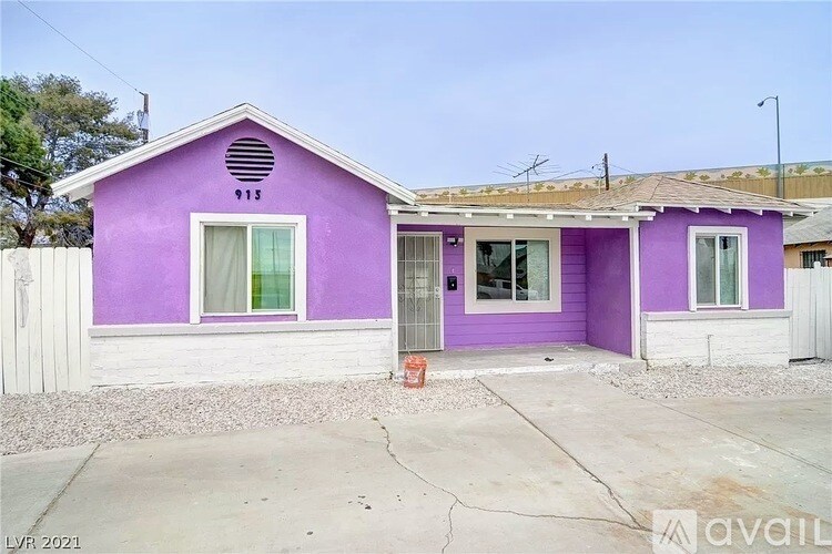 Primary Photo - 915 E Mesquite Ave
