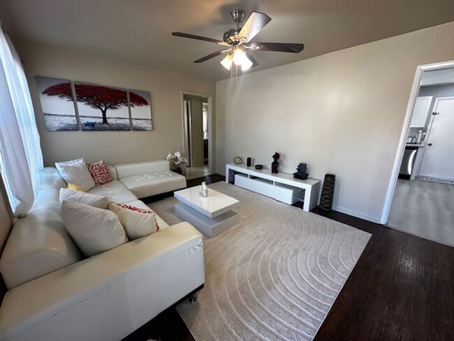 Building Photo - Beautifly remodeled 3bed 2bath Fully Furni...