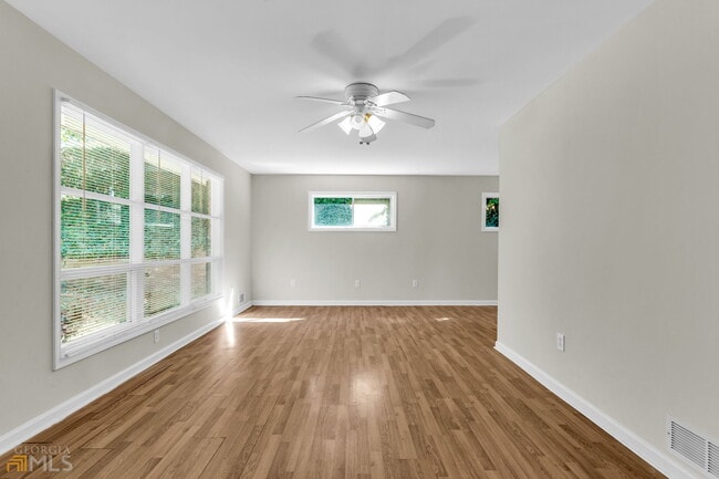 Building Photo - 2554 Skyland Trail NE