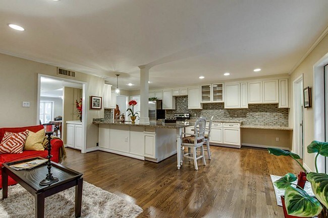 Building Photo - 8932 Chatsworth Dr
