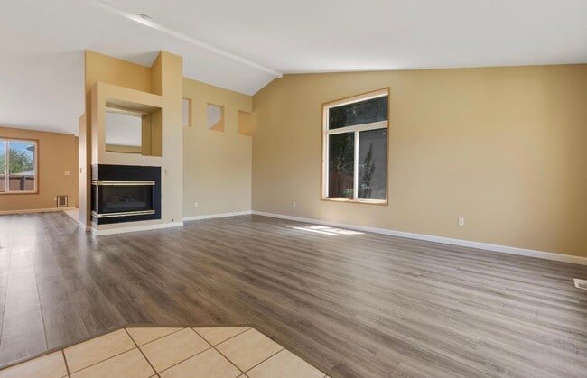 Building Photo - Beautiful 3 bedroom home situated on a lar...