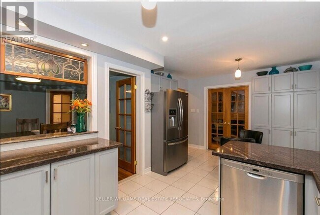 Building Photo - 6796 Dillingwood Dr