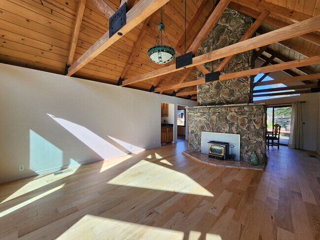 Building Photo - 3 Bedroom Country Home