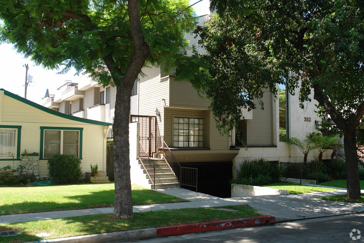 Building Photo - 352 Myrtle St