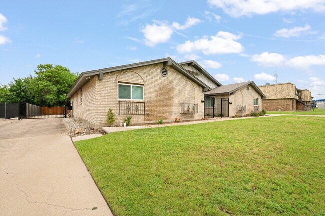 Foto del edificio - 2 Bed, 2 Bath Duplex