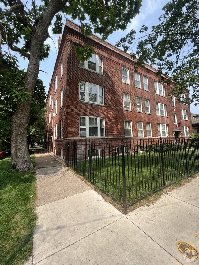 Building Photo - 1708 W Balmoral Ave