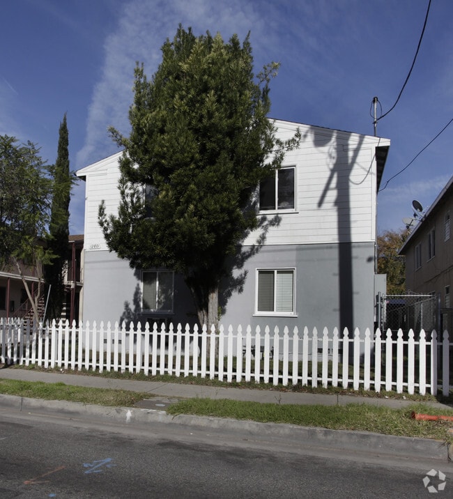 Building Photo - 12801 Vanowen St