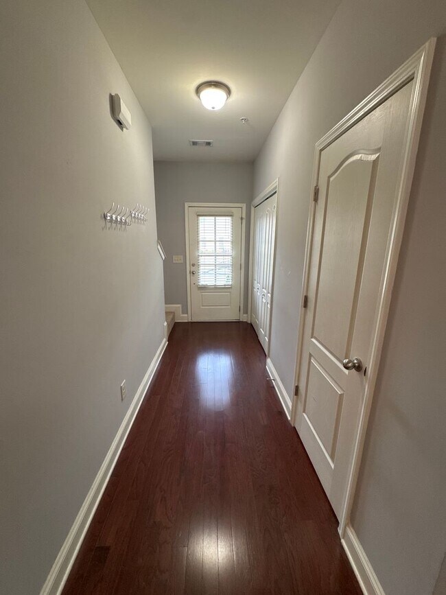 Foto del edificio - Modern End-Unit Townhome in the Heart of Old Hickory, Wilson County!