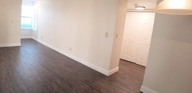 Foto del edificio - FOR RENT! Fabulous Full Remodeled 1/1 Wint...