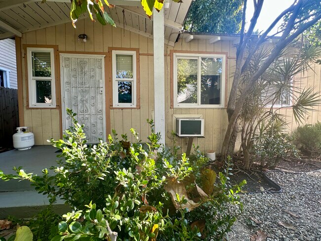 Foto del edificio - 1352 N McCadden Pl