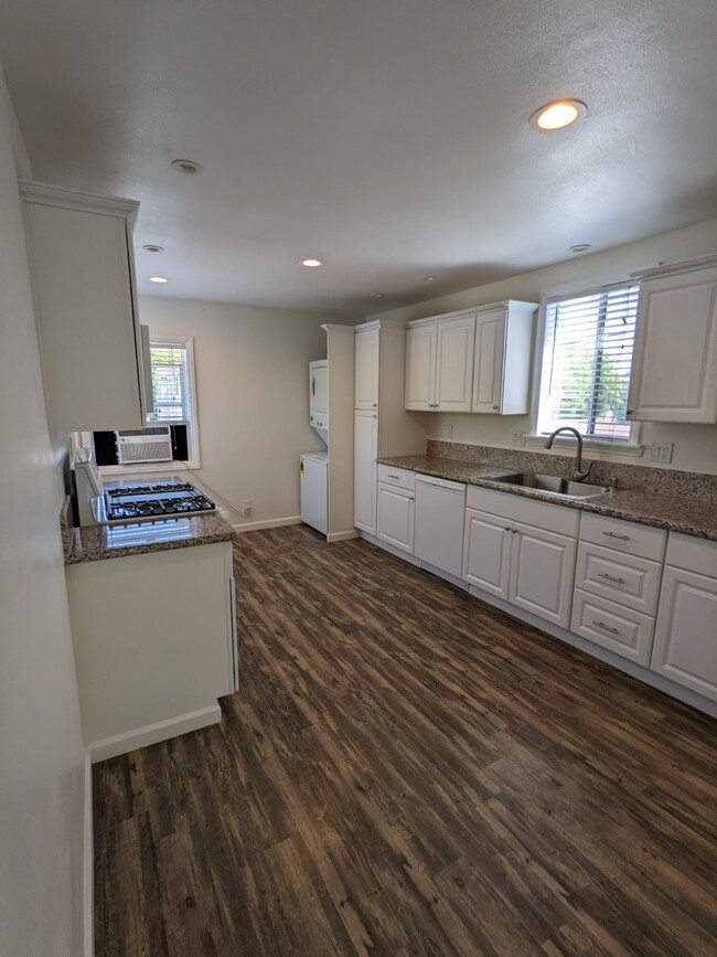 Building Photo - 1717 N Glenoaks Blvd