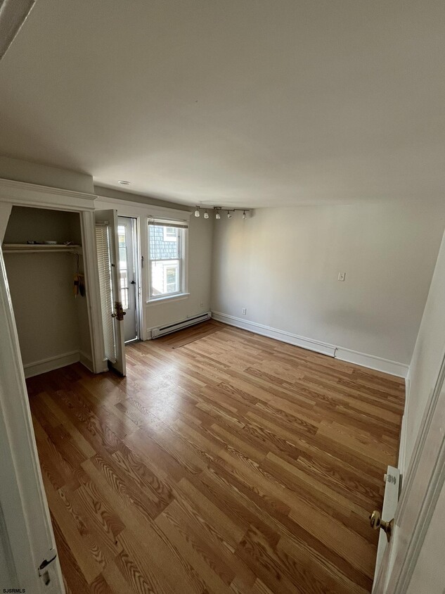Primary Photo - 14 N Oakland Ave