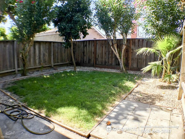Foto del edificio - 2 br, 1.5 bath Duplex - 839 N 15th Street -