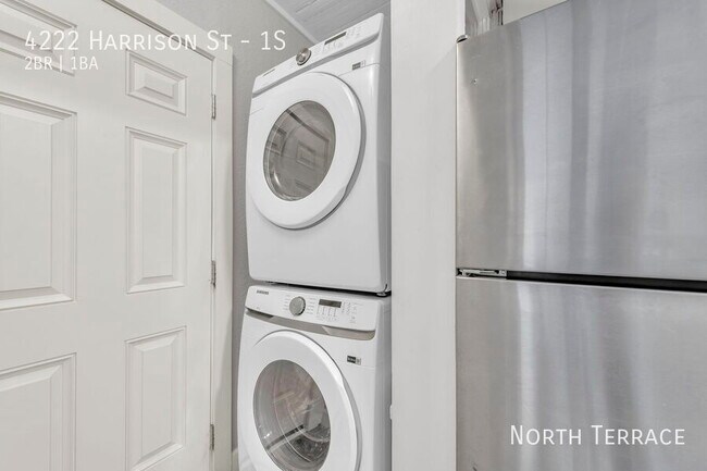 Foto del edificio - Renovated 1 Bedroom in Hyde Park, near Mid...