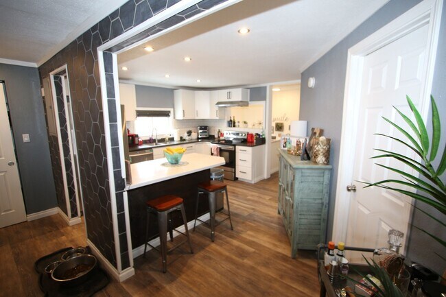 Building Photo - Newly Upgraded 3 Bedroom Home in East Anch...