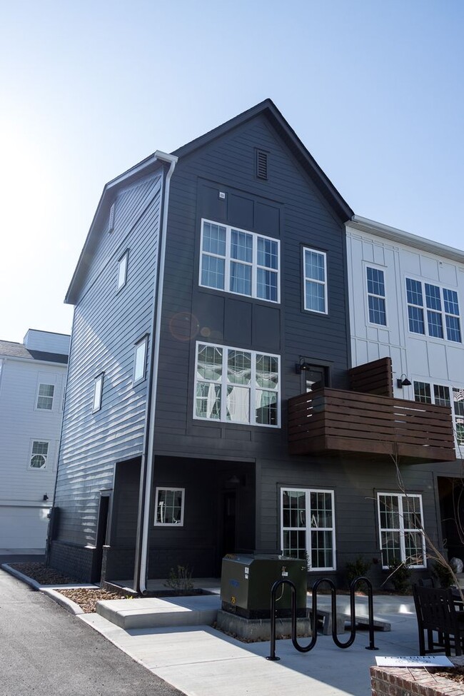 Building Photo - Luxury, modern downtown 2 bedroom availabl...