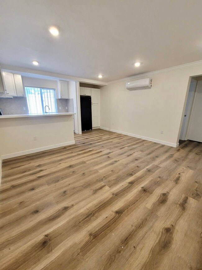 Building Photo - 12211 Vanowen St