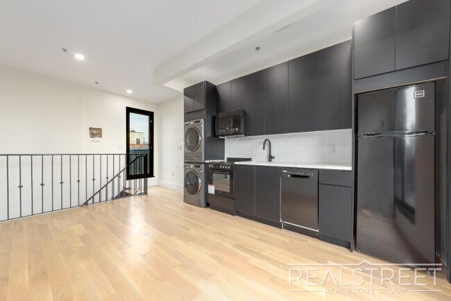 Building Photo - Stunning Brand new PH 1 Bed with Private Roof Deck!