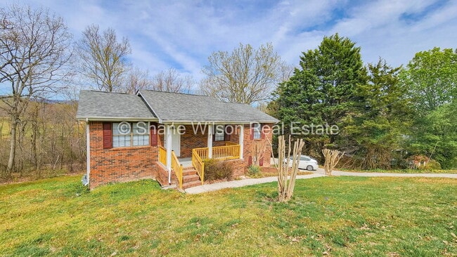 Building Photo - 213 Ridgewood Cir