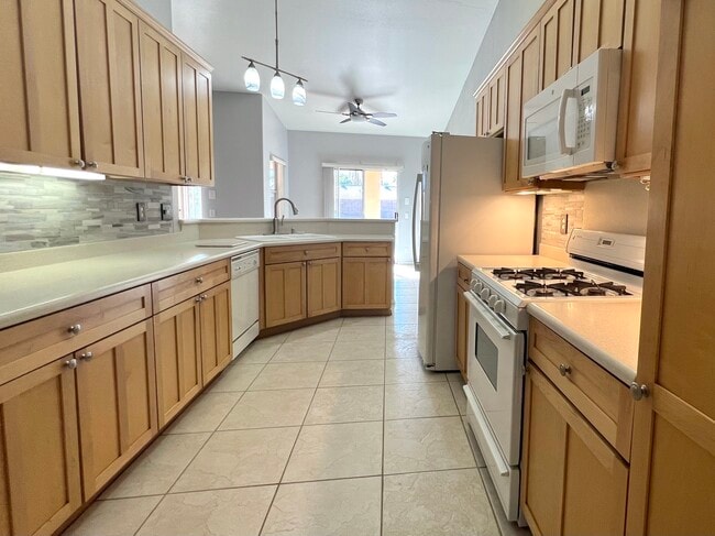 Spacious kitchen with plenty of storage - 30775 Avenida del Yermo