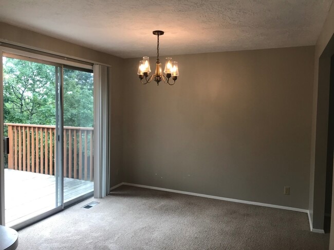 Building Photo - Spacious Split Level near Putnam High School