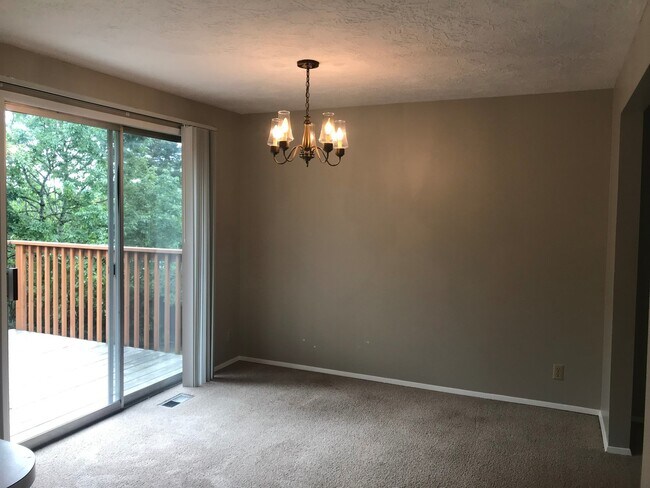 Foto del edificio - Spacious Split Level near Putnam High School