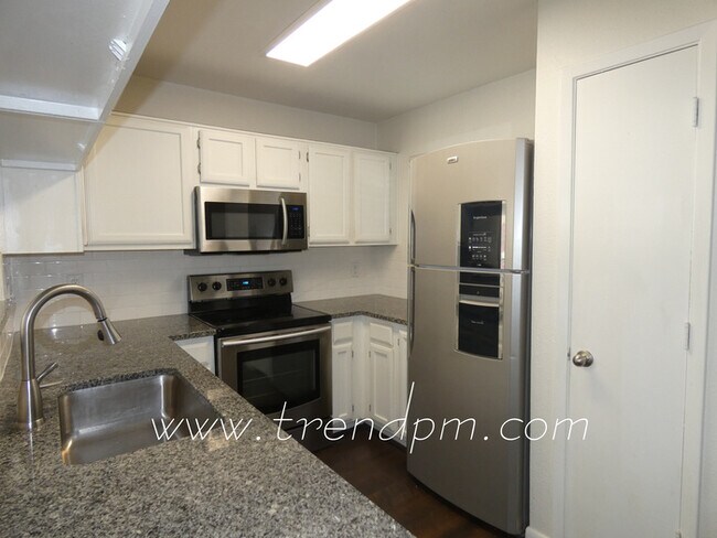 Building Photo - 121 Surrey Lane, Euless TX 76039