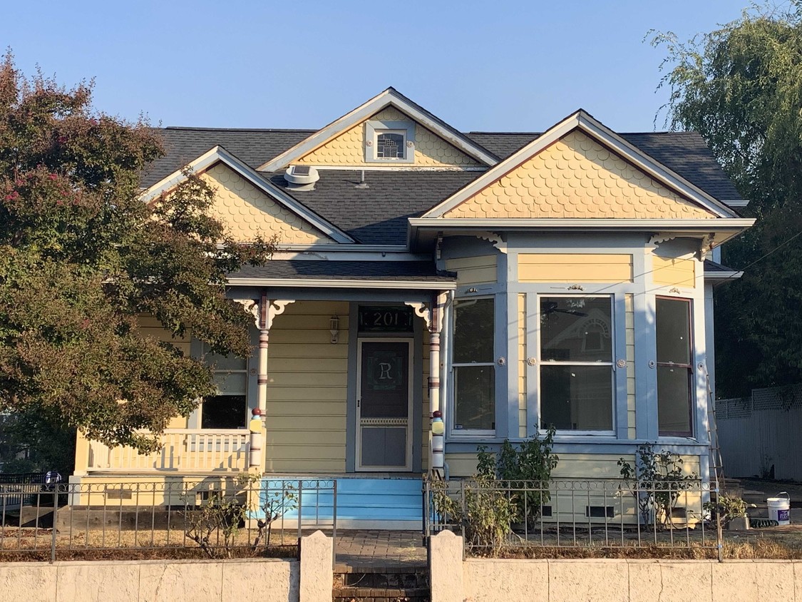 Primary Photo - 201 Piper St