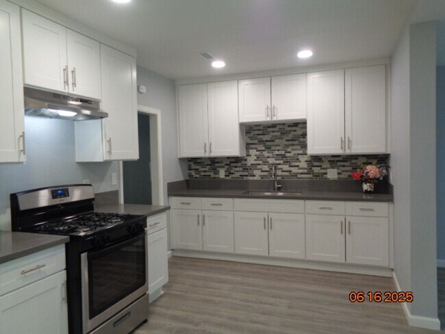 Building Photo - Cute and Cozy Ranch Style Home in East Lan...