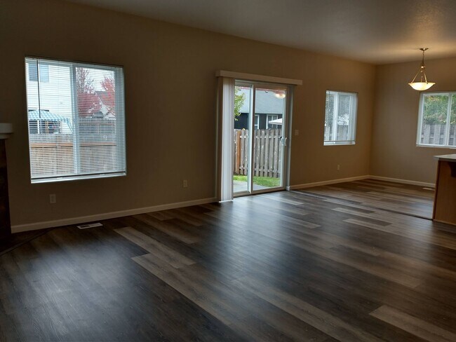 Building Photo - Newly Remodeled & Inviting Property is Rea...