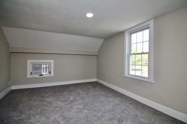 Building Photo - Three bedroom with 1 and a half bath tradi...