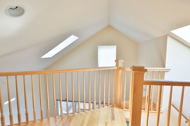 Building Photo - RARELY Available 2bed/2bath/2 Level Coach House in the HEART of Wicker Park! Central Air, In-Unit...